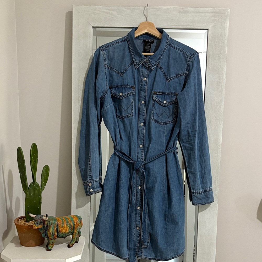 Like new Wrangler shirt dress. Large